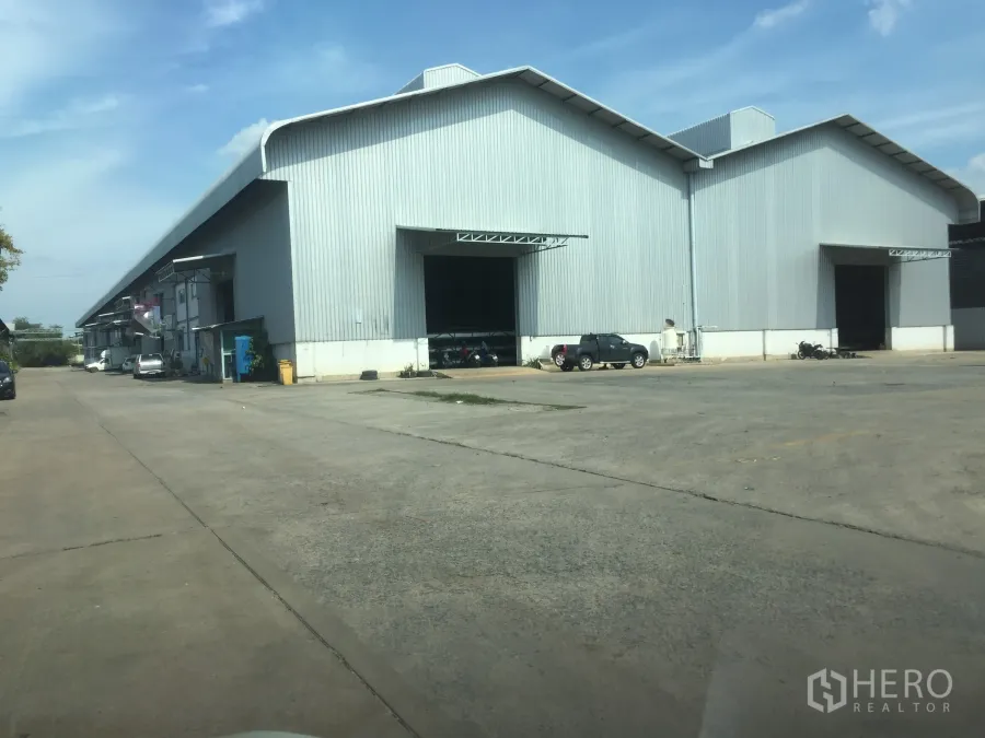 工厂 出租在Khlong Luang, Pathum Thani - 钢结构外墙的工厂建筑，前方宽阔混凝土场地与装卸月台，位于空銮。