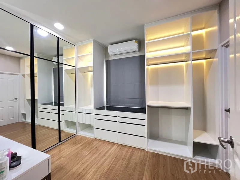 Detached House for rent or sale - Walk-in closet with built-in shelves, drawers and mirrored wardrobes.