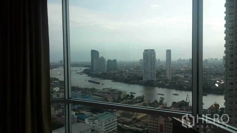 公寓 出租在Sathon, Bangkok - 从大窗户望出的城市与河景全景。
