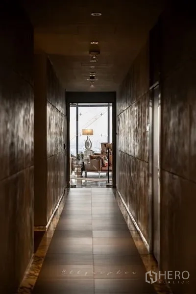 คอนโด ให้เช่าในWatthana, Bangkok - โถงทางเดินสไตล์ดีไซน์เนอร์ แสงไฟบรรยากาศ นำสู่พื้นที่นั่งเล่นปลายทาง