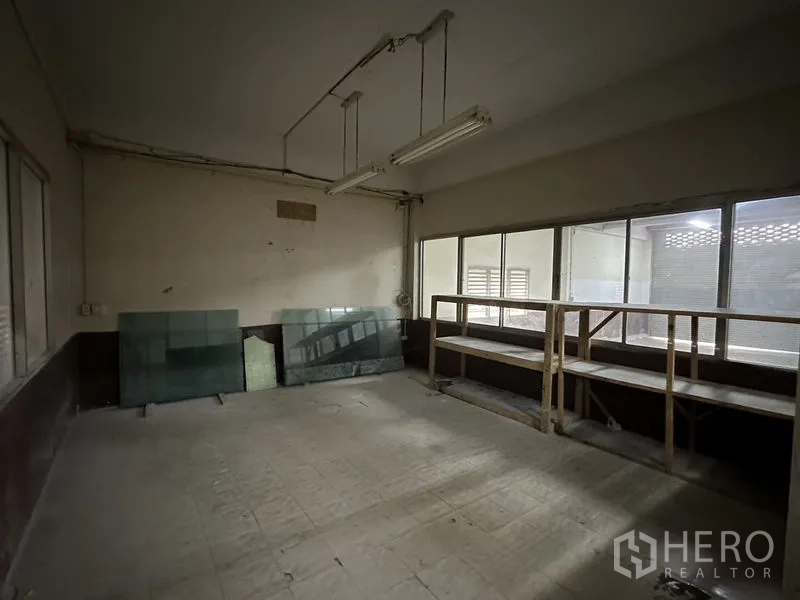 工厂 出租在Bang Bua Thong, Nonthaburi - 厂内工作间，设置货架与荧光照明