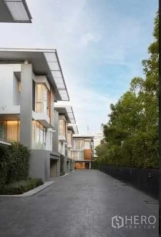 ทาวน์เฮาส์ ให้เช่าในHuai Khwang, Bangkok - ถนนภายในโครงการเงียบสงบ เรียงรายด้วยทาวน์เฮ้าส์ร่วมสมัยและต้นไม้ร่มรื่น