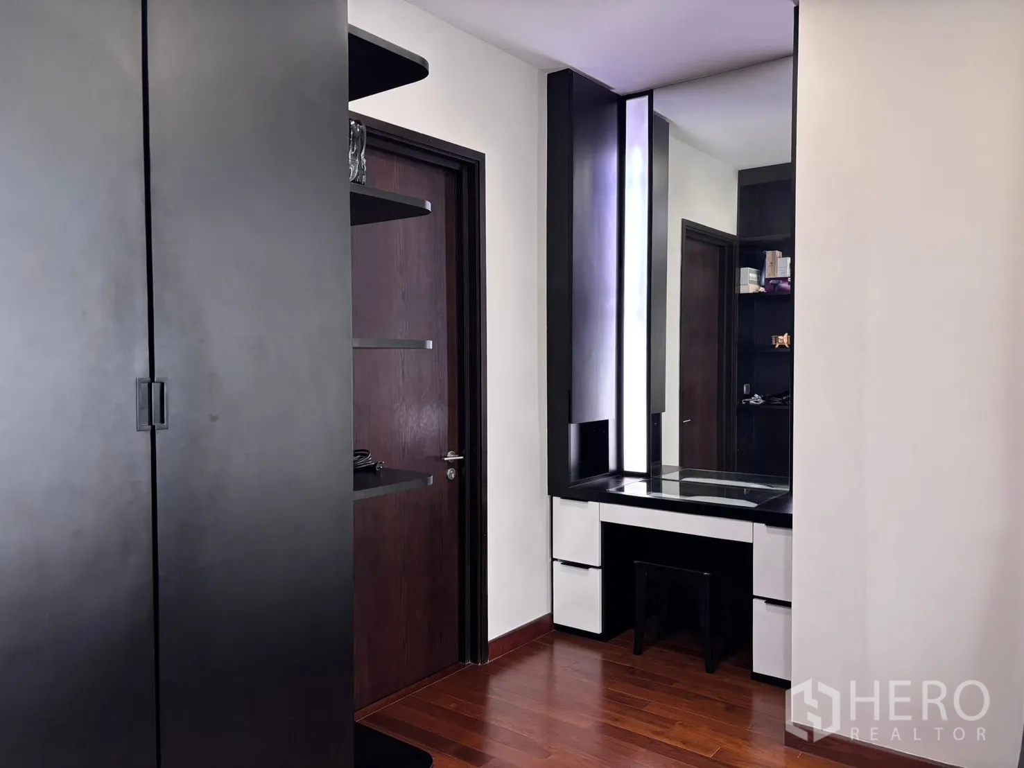 Detached House for rent in Bang Phli, Samut Prakan - Dressing area with vanity, shelves and dark built-in cabinetry.