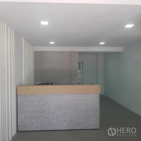 สำนักงานที่บ้าน ให้เช่าหรือขายในSuan Luang, Bangkok - โถงต้อนรับมินิมอล เคาน์เตอร์หินและไฟดาวน์ไลท์