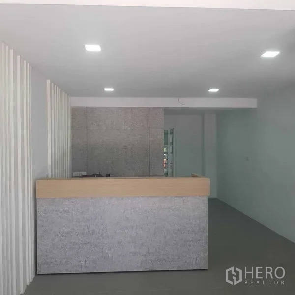 สำนักงานที่บ้าน ให้เช่าหรือขายในSuan Luang, Bangkok - โถงต้อนรับมินิมอล เคาน์เตอร์หินและไฟดาวน์ไลท์