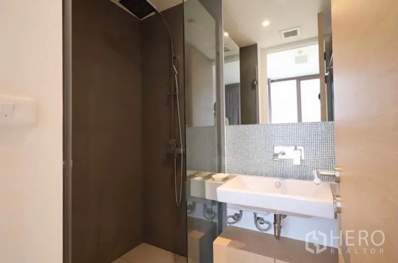 คอนโด ให้เช่าในWatthana, Bangkok - ฝักบัวเรนชาวเวอร์ กั้นกระจก คู่กับอ่างล้างหน้าลอยตัวในห้องน้ำ