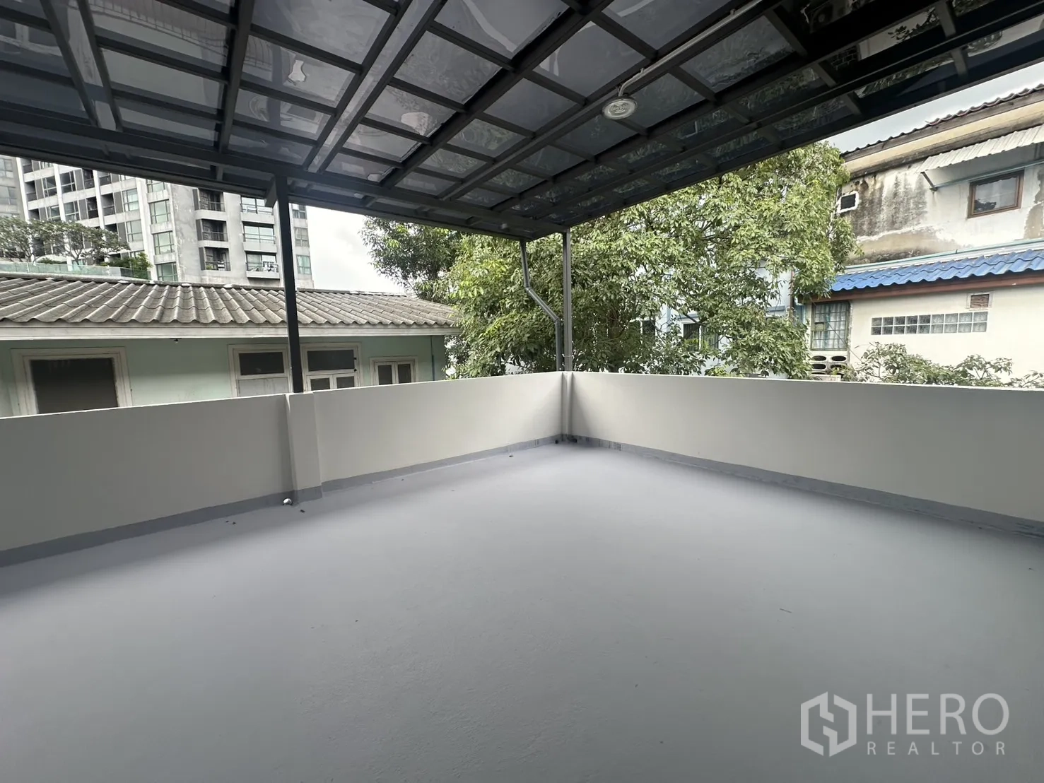 สำนักงานที่บ้าน ให้เช่าในKhlong Toei, Bangkok - ดาดฟ้าพร้อมโครงหลังคาโลหะและวิวชุมชนโดยรอบ