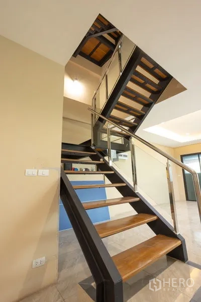 สำนักงานที่บ้าน ให้เช่าในBang Khen, Bangkok - บันไดโครงเหล็กขั้นไม้ ราวจับกระจกและสแตนเลส