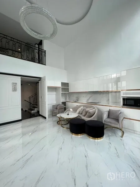 สำนักงานที่บ้าน ให้เช่าหรือขายในWatthana, Bangkok - ห้องนั่งเล่นเพดานสูง พื้นลายหินอ่อนเงางาม บิลท์อินและชุดโซฟา