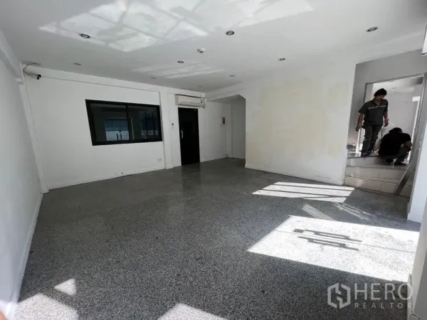 สำนักงานที่บ้าน ให้เช่าในBang Na, Bangkok - โถงเปิดโล่งพื้นมันเงา มีหน้าต่างและเครื่องปรับอากาศแบบแยกส่วน