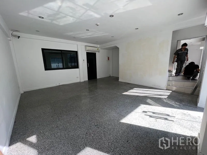 สำนักงานที่บ้าน ให้เช่าในBang Na, Bangkok - โถงเปิดโล่งพื้นมันเงา มีหน้าต่างและเครื่องปรับอากาศแบบแยกส่วน