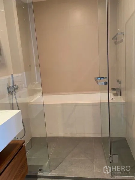 คอนโด ขายในKhlong San, Bangkok - ห้องน้ำสมัยใหม่พร้อมตู้ฝักบัวกระจกและอ่างอาบน้ำในตัว