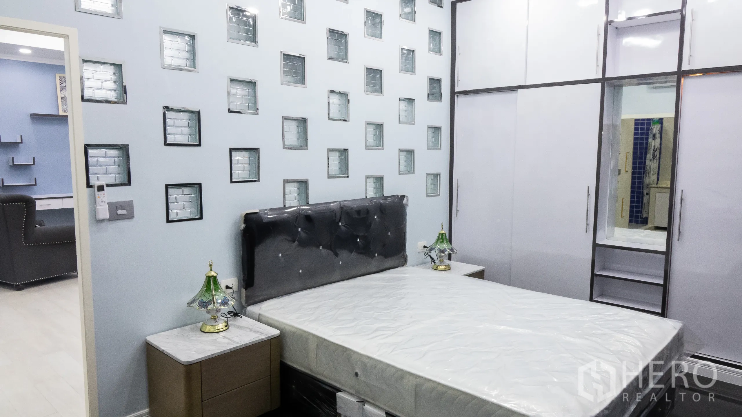 คอนโด for rent or sale in Khlong Toei, Bangkok - ห้องนอนพร้อมผนังกระจกบล็อกและตู้เสื้อผ้าบานสูงเต็มผนัง