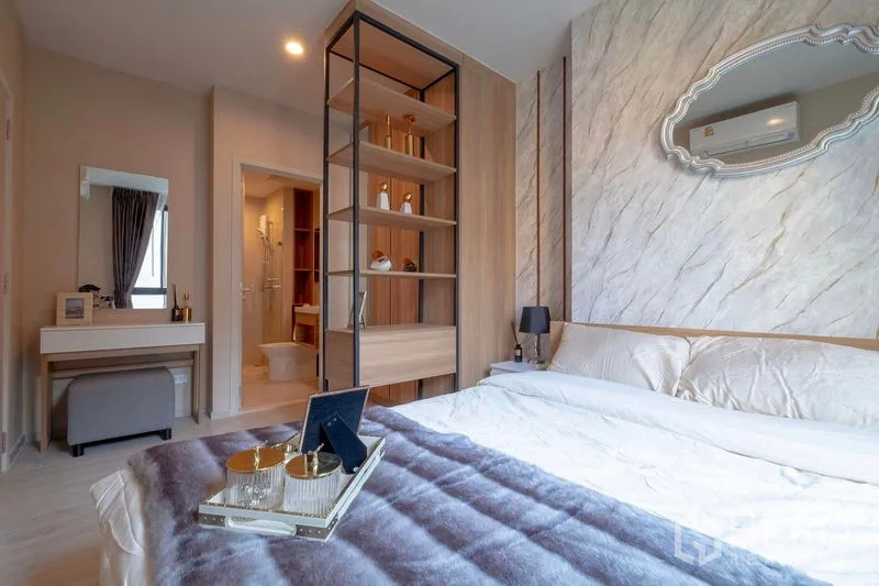 คอนโด ให้เช่าในBang Na, Bangkok - ห้องนอนหลักมีเตียง ชั้นวางกั้นพื้นที่ โต๊ะเครื่องแป้ง และทางเข้าห้องน้ำ