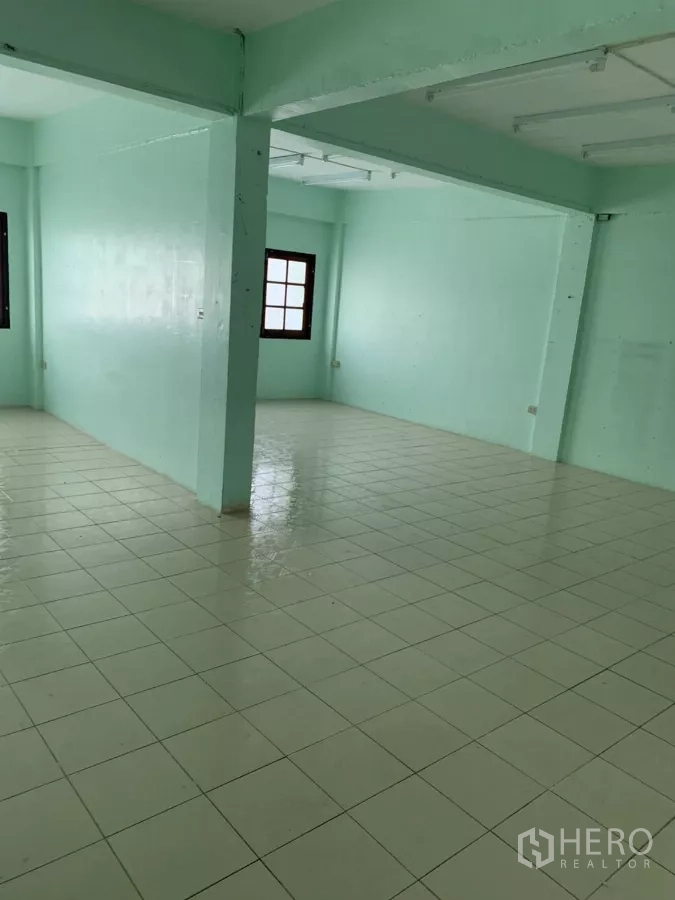 อาคารพาณิชย์ ให้เช่าในSuan Luang, Bangkok - มุมพื้นที่โล่งปูกระเบื้อง มีเสากลางและหน้าต่าง