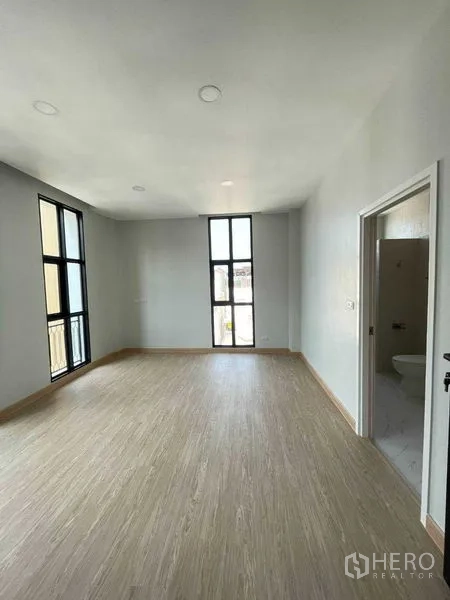 สำนักงานที่บ้าน ให้เช่าในBang Kapi, Bangkok - ห้องสว่างโปร่ง มีหน้าต่างสูงจรดพื้นและประตูเชื่อมห้องน้ำในตัว.