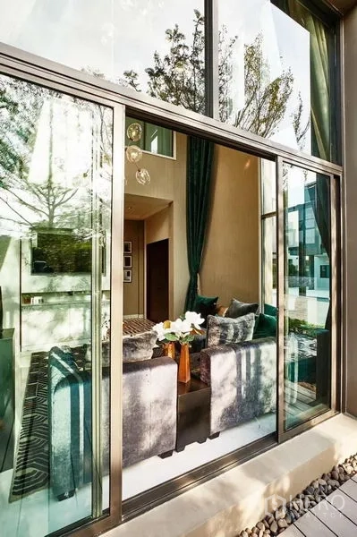 独立式住宅 出售 - 通过落地窗看到客厅，沙发与长窗帘