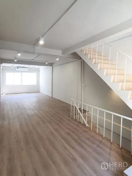 อาคารพาณิชย์ ให้เช่าในPhra Khanong, Bangkok - ชั้นบนยาวต่อเนื่อง มีบันได หน้าต่างบานใหญ่ และไฟรางเพดาน