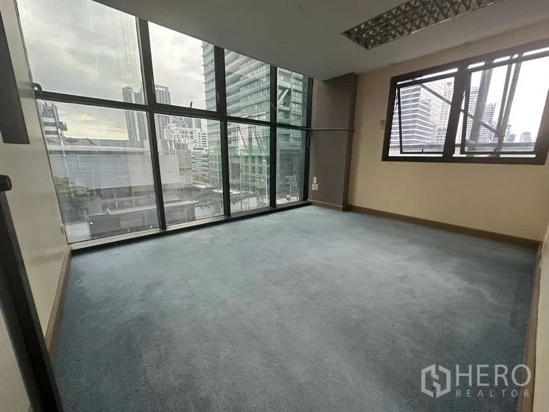 办公空间 出租在Bang Rak, Bangkok - 转角独立办公室，落地窗采光充足，可观城市天际线。