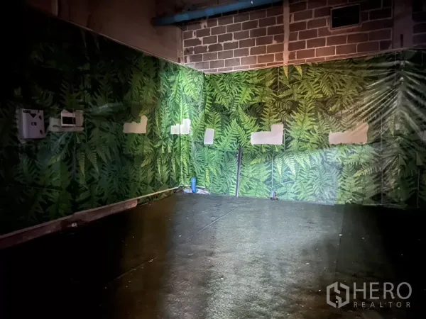 零售空间 出租 - 70平米商铺角落视角，砖墙与设备接口一应俱全。