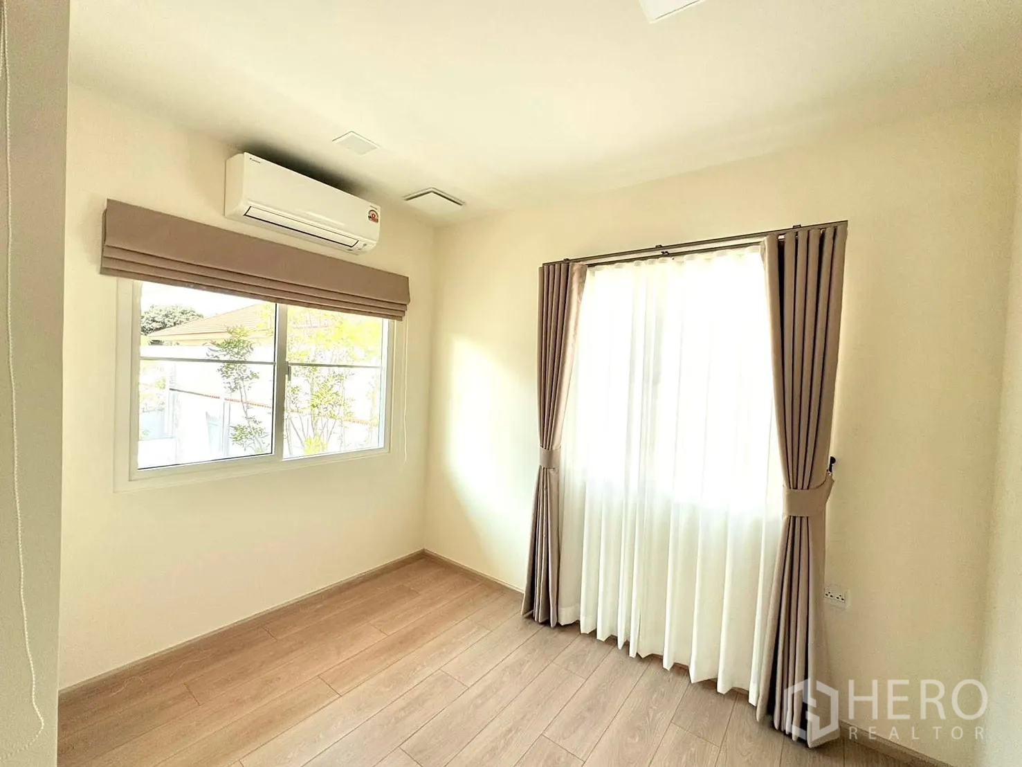 独立式住宅 for rent in Bang Phli, Samut Prakan - 温馨卧室，双窗配纱帘，木地板与挂壁空调。