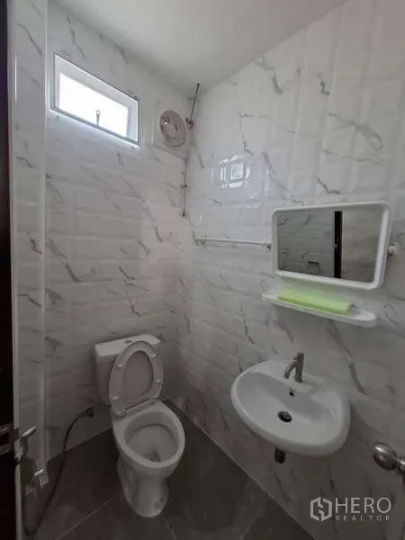 货栈 出租或出售在Bang Phli, Samut Prakan - 整洁的瓷砖卫浴，带坐便器、洗手盆与通风窗