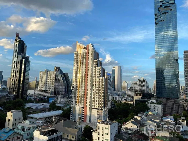 公寓 出租在Bang Rak, Bangkok - 曼谷天际线与地标高楼，靠近BTS Chong Nonsi。