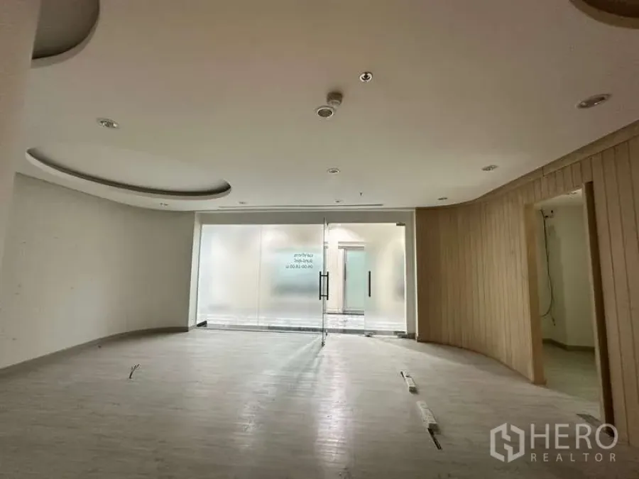 零售空间 出租在Pathum Wan, Bangkok - 入口区域，磨砂玻璃双开门与木饰面。