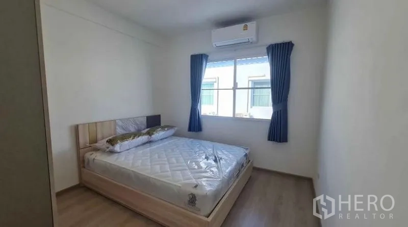 ทาวน์เฮาส์ ให้เช่าในPrawet, Bangkok - ห้องนอนรองเตียงคู่ มีหน้าต่างและเครื่องปรับอากาศแบบติดผนัง.