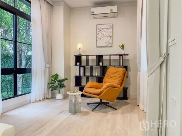 บ้าน ให้เช่าในSaphan Sung, Bangkok - มุมอ่านหนังสือสว่างด้วยหน้าต่างกรอบดำขนาดใหญ่ ชั้นวางของ และเก้าอี้พักผ่อนสีมัสตาร์ด