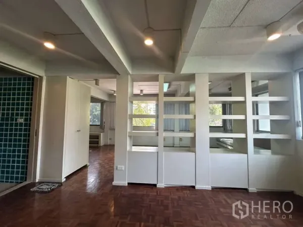 อาคารพาณิชย์ ให้เช่าในKhlong Toei, Bangkok - ออฟฟิศแบบเปิดโล่ง แบ่งพื้นที่ด้วยชั้นวางสีขาวและไฟดาวน์ไลต์