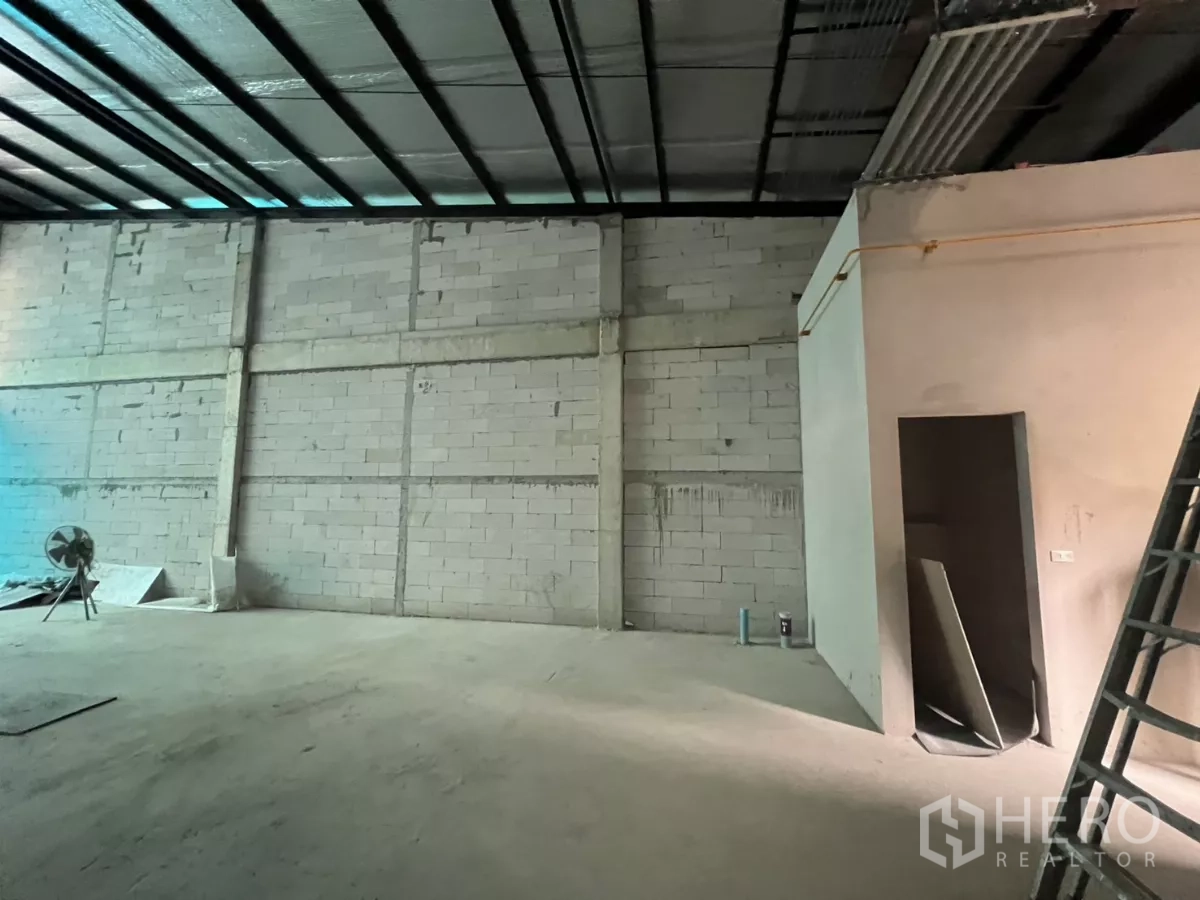 零售空间 出租在Khlong Toei, Bangkok - 后勤区域，砌块墙与服务间