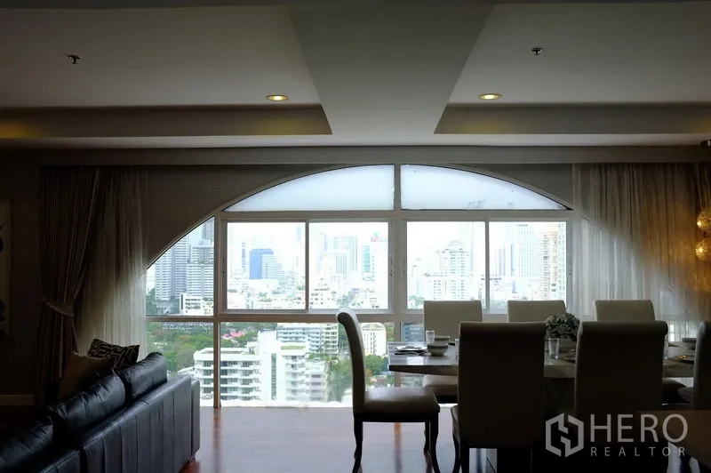 公寓 出租在Watthana, Bangkok - 餐区设拱形观景窗，框出曼谷天际线全景。