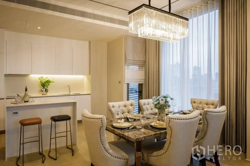 คอนโด ให้เช่าในWatthana, Bangkok - มุมทานอาหารใต้โคมระย้าคริสตัล ข้างครัวสีขาวพร้อมไอส์แลนด์