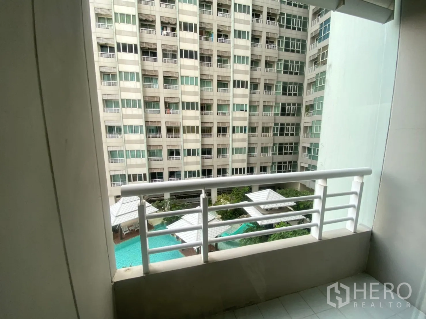 คอนโด ให้เช่าในBang Kapi, Bangkok - ระเบียงมองเห็นสระว่ายน้ำและสวนส่วนกลางของโครงการ