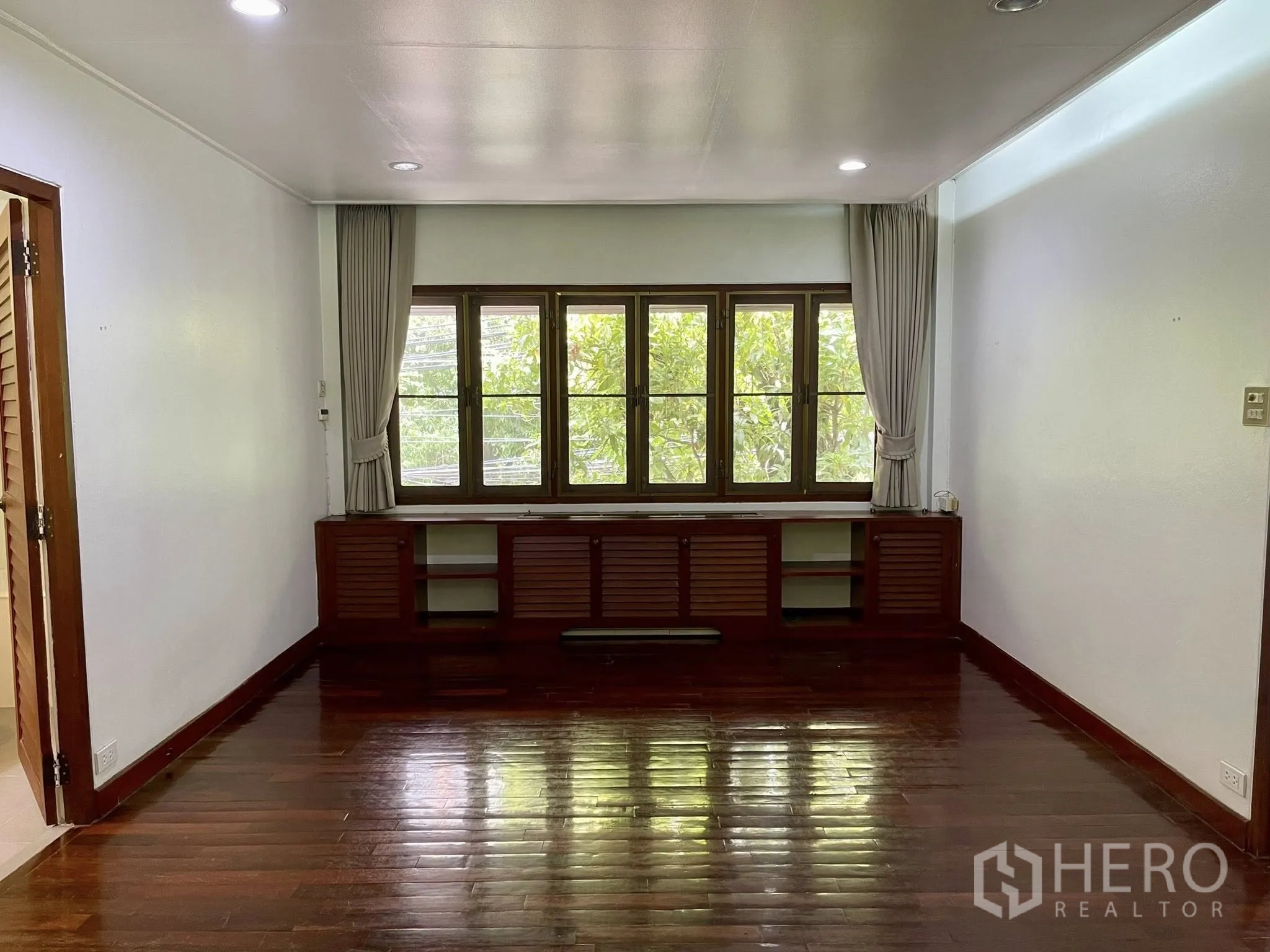 บ้านเดี่ยว for rent in Pathum Wan, Bangkok - ห้องนอนมีตู้เตี้ยบิวท์อินใต้หน้าต่างและผ้าม่าน