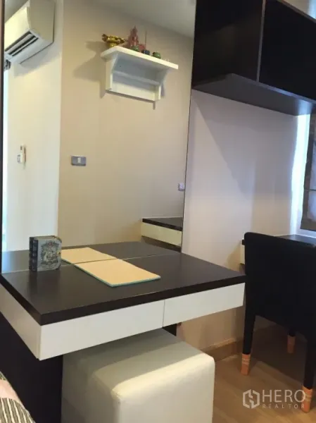 คอนโด ให้เช่าในWatthana, Bangkok - โต๊ะเครื่องแป้งพร้อมกระจกและชั้นติดผนัง ใต้เครื่องปรับอากาศ ภายในคอนโดใกล้ BTS พระโขนง