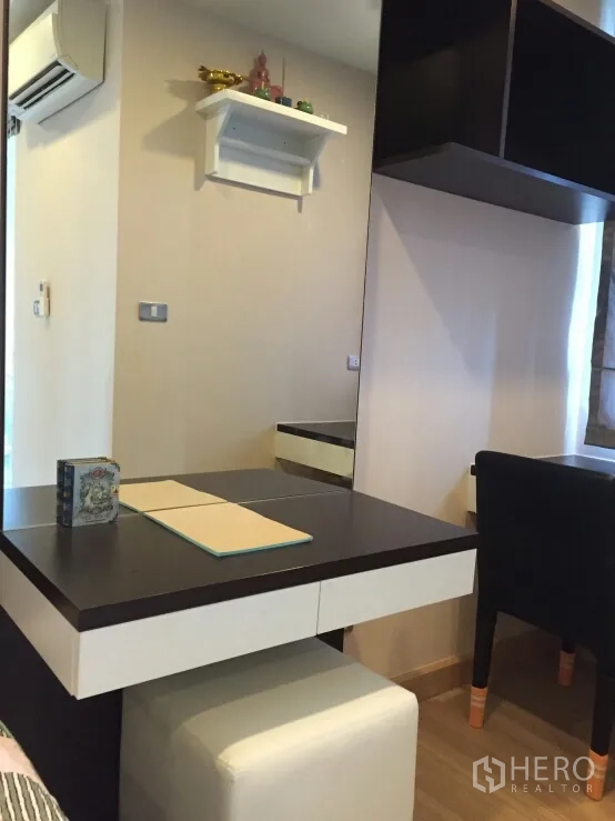 คอนโด ให้เช่าในWatthana, Bangkok - โต๊ะเครื่องแป้งพร้อมกระจกและชั้นติดผนัง ใต้เครื่องปรับอากาศ ภายในคอนโดใกล้ BTS พระโขนง