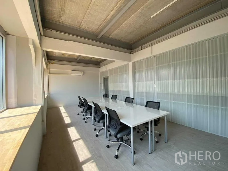 办公空间 出租在Phaya Thai, Bangkok - 开放式工作区，长桌、高挑天花、多把办公椅与大窗，坐落在帕亚泰。