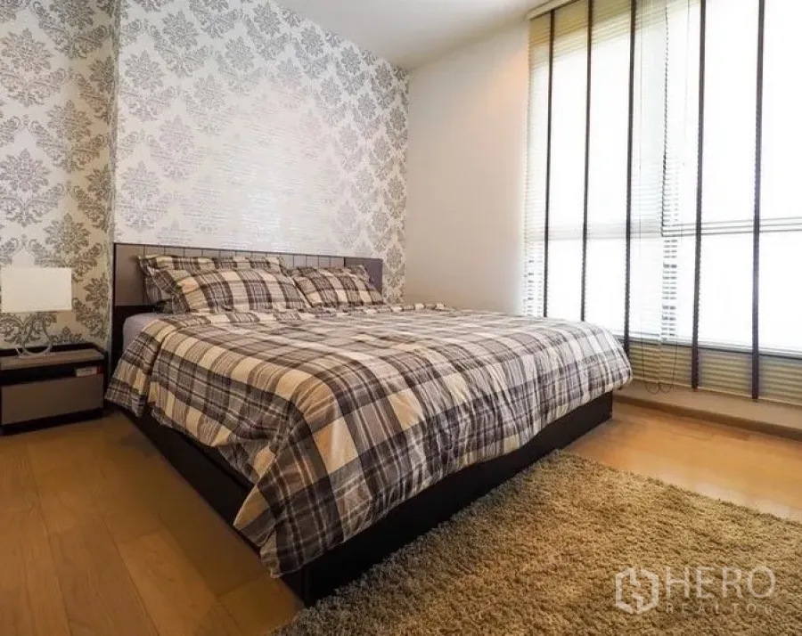 公寓 出租在Watthana, Bangkok - 卧室带大床、花纹墙纸、木地板与落地窗。