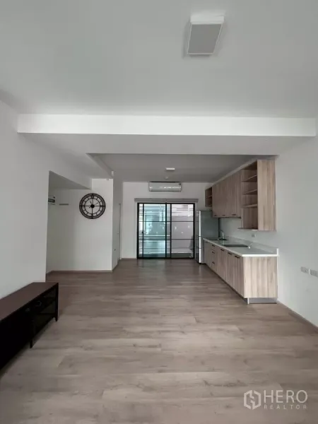 ทาวน์เฮาส์ ให้เช่าในBang Phli, Samut Prakan - พื้นที่นั่งเล่นเชื่อมครัว พื้นลายไม้และประตูกระจกบานเลื่อน