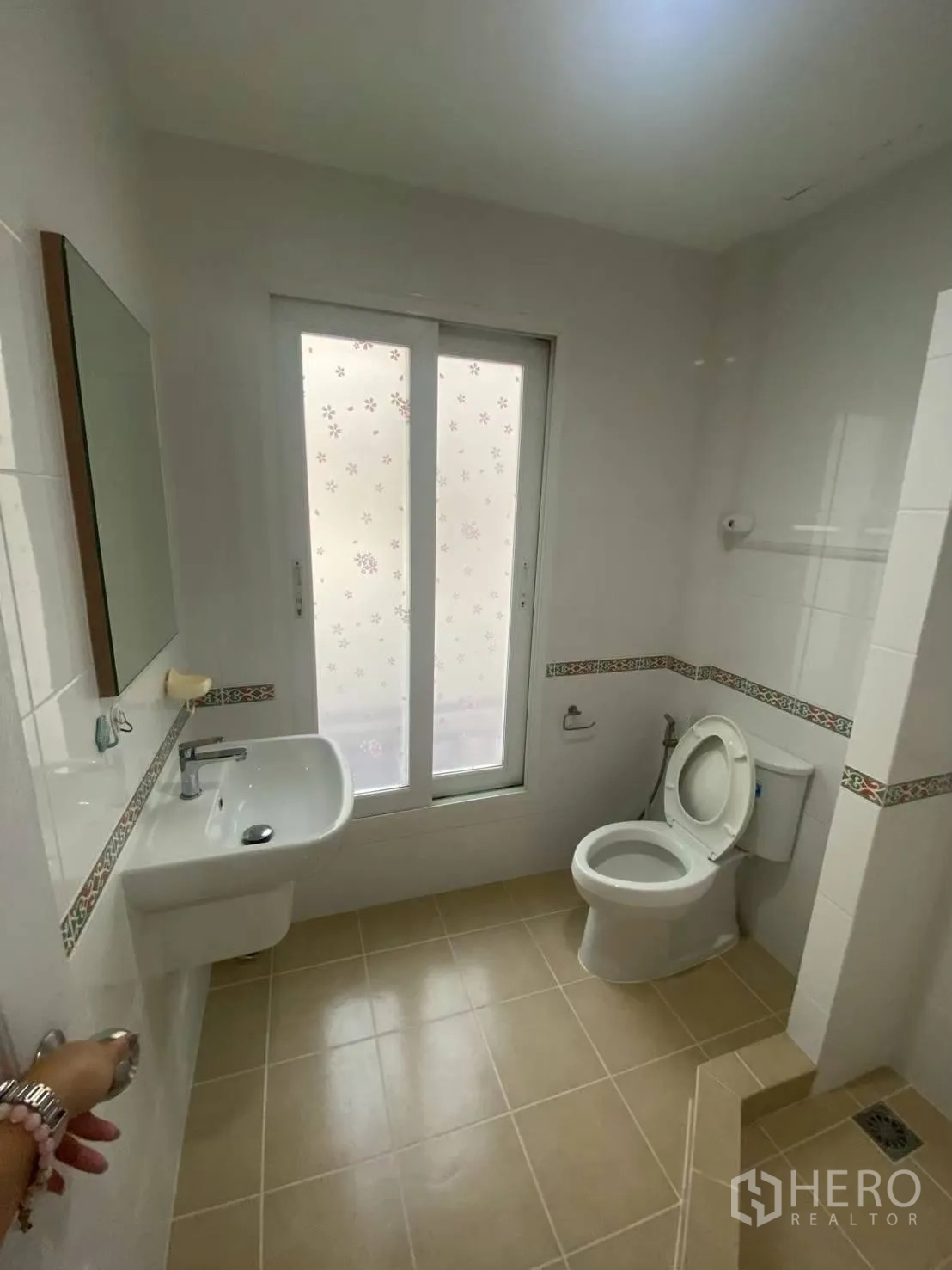 Townhouse for rent in Bang Kapi, Bangkok - Second bathroom with frosted window and shower zone.