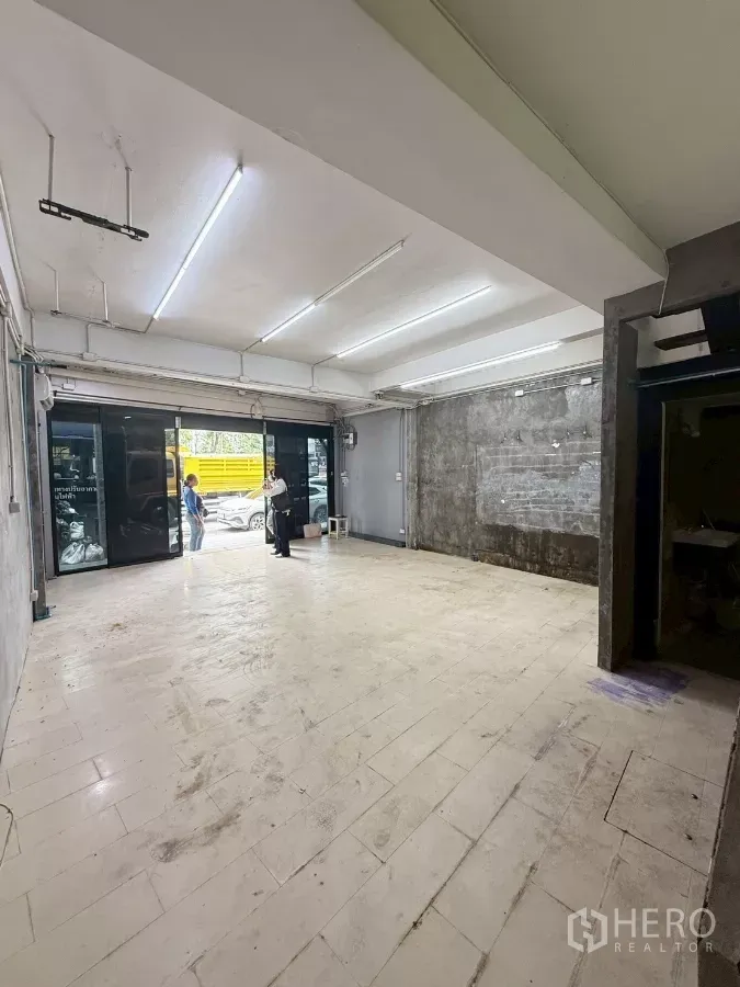 อาคารพาณิชย์ ให้เช่าในKhlong Toei, Bangkok - พื้นที่หน้าร้านชั้นล่าง หน้ากระจกบานกว้าง ไฟฟลูออเรสเซนต์สว่าง ติดถนน