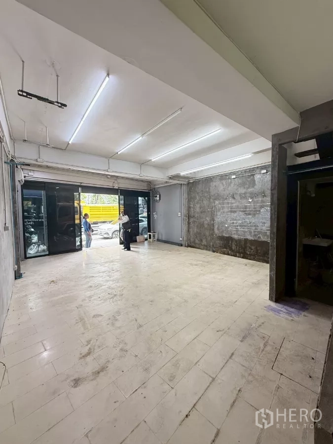 อาคารพาณิชย์ ให้เช่าในKhlong Toei, Bangkok - พื้นที่หน้าร้านชั้นล่าง หน้ากระจกบานกว้าง ไฟฟลูออเรสเซนต์สว่าง ติดถนน