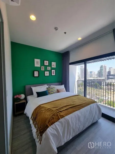 公寓 出租在Watthana, Bangkok - 第二卧室，绿色特色墙，大窗与阳台城市景观。