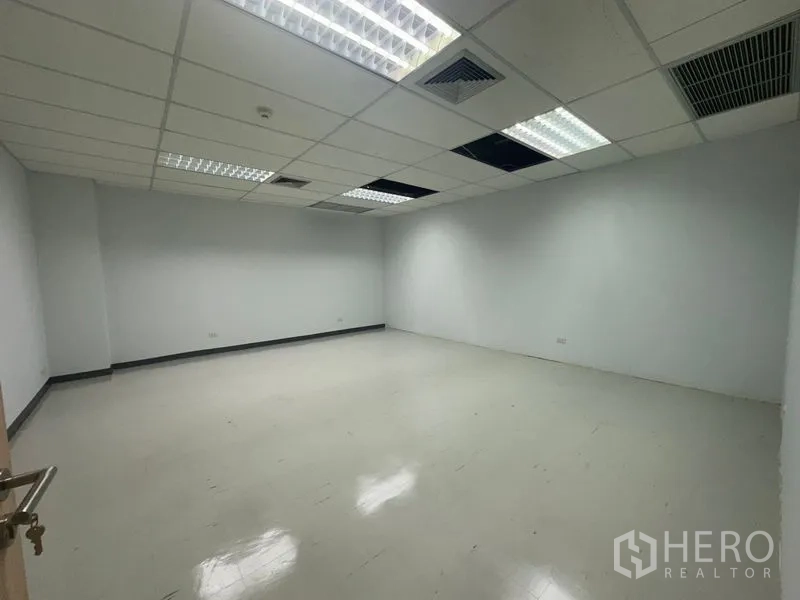 Office Space for rent in Bang Rak, Bangkok - Private room or meeting area with smooth flooring and ceiling-mounted air-conditioning vents.