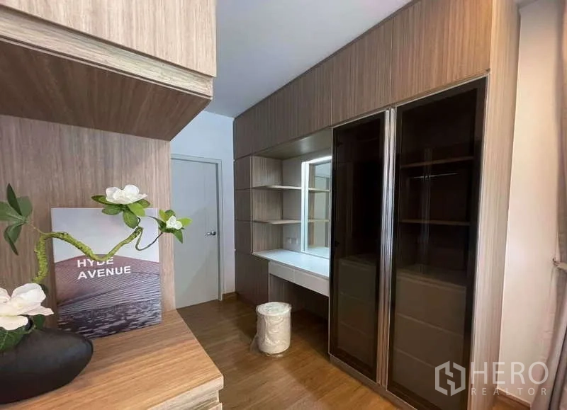 Detached House for rent in Bang Phli, Samut Prakan - Walk-in closet with vanity desk, open shelving and sliding glass wardrobe doors