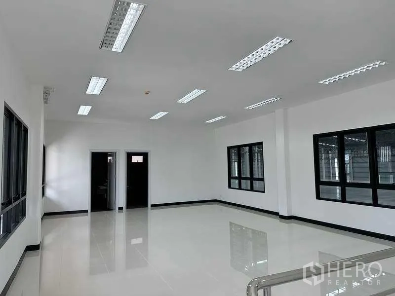 工厂 出租在Bang Phli, Samut Prakan - 二层办公室透过大窗眺望仓库作业区。