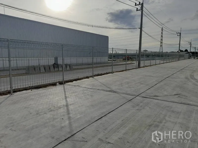 工厂 出租在Mueang Rayong, Rayong - 项目外围的围栏与混凝土通道道路。