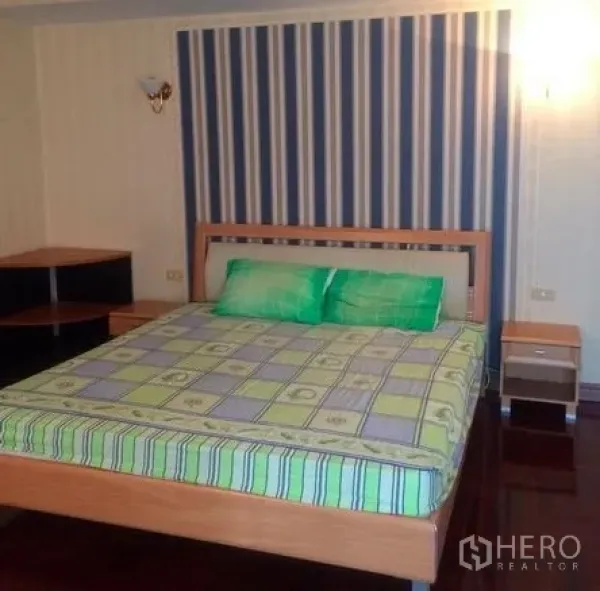 คอนโด ให้เช่าในWatthana, Bangkok - ห้องนอนที่สอง เตียงคู่ ผนังหัวเตียงลายทาง พร้อมโต๊ะข้าง